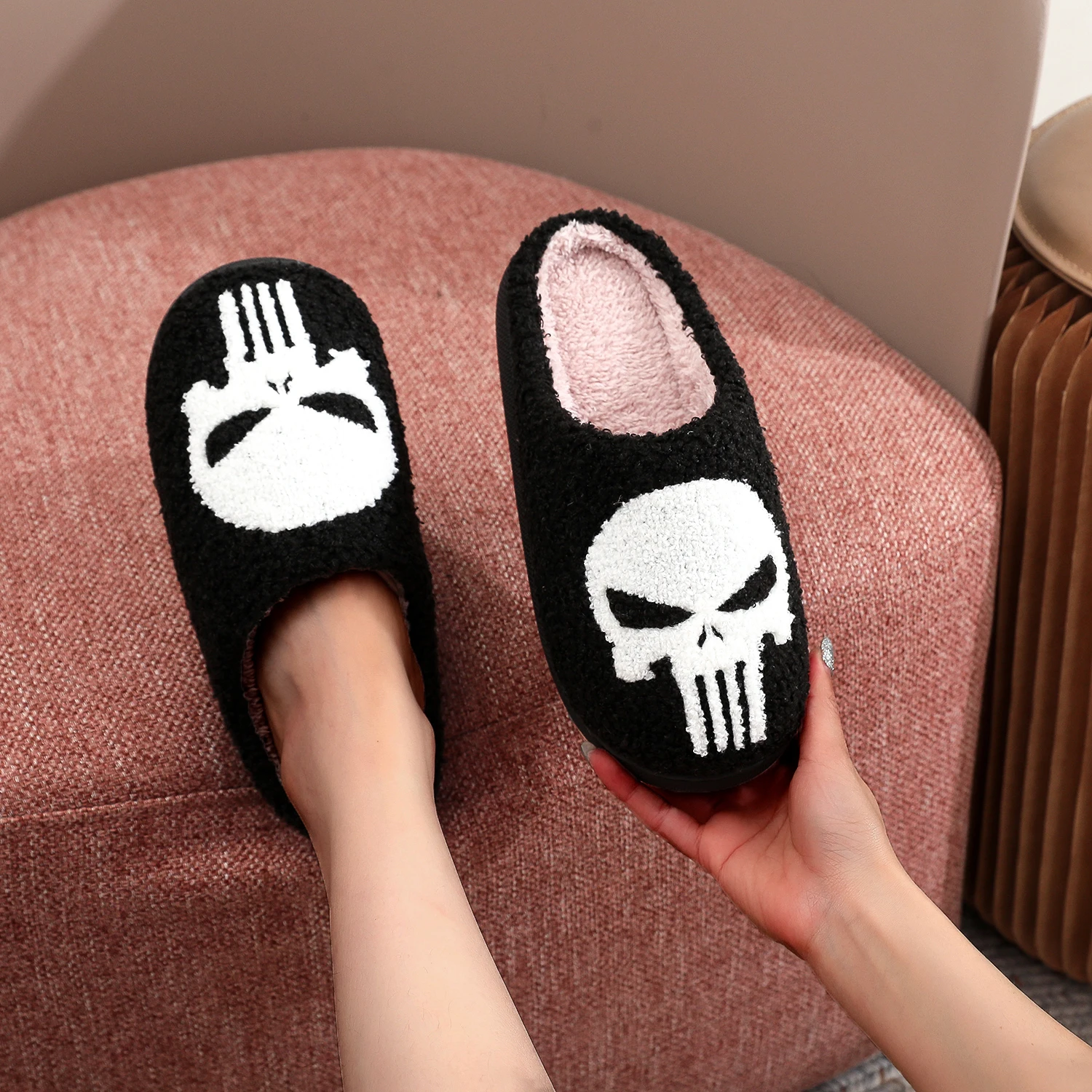 Punisher Skull Pattern Fashion Embroider Plush Home Thick-Soled Comfortable Woolen Cotton Slippers Personalized Warm Non-Slip Indoor Slippers for Men and Women Can Wear Halloween Christmas Gifts - Image 4